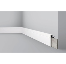 Sockelleiste mit Kabelführung an der Wand montiert