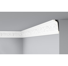 Decke mit dekorativem Stuckprofil an Wand und Decke