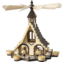 Pyramide de Noël en bois avec figurines et bougeoirs