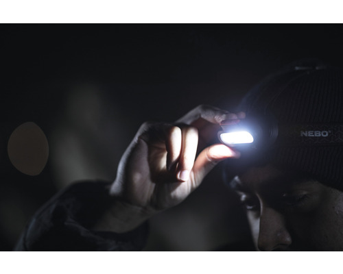 Mann mit LED Stirnlampe von Nebo auf dem Kopf
