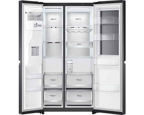 Geöffneter Side-by-Side Kühlschrank mit Fächern und Schubladen