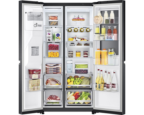 Geöffneter Side-by-Side Kühlschrank mit Lebensmitteln in Fächern und Schubladen