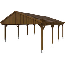 Carport en bois avec toit à deux pentes et plusieurs piliers de soutien.
