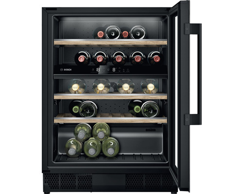 Weinkühlschrank mit mehreren Weinflaschen auf Holzregalen und Bosch Logo