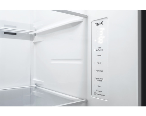 Innenraum eines Kühlschranks mit digitalem Display zur Temperaturregelung und Thinq Logo