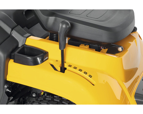 Detailaufnahme eines Rasentraktors mit Geschwindigkeitsregler und Getränkehalter