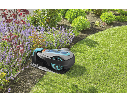 Rasenmähroboter im Einsatz in einem Garten mit Blumen und Rasen