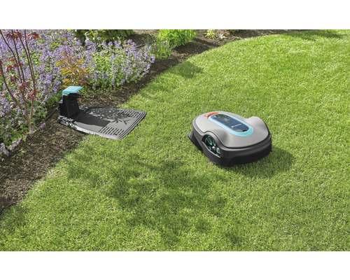 Gardena Mähroboter mit Ladestation im Garten