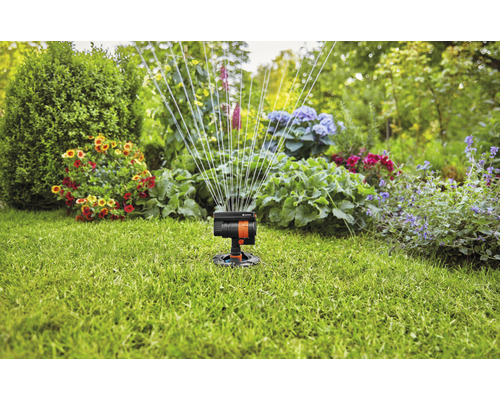 Rasensprenger im Garten bei der Bewässerung