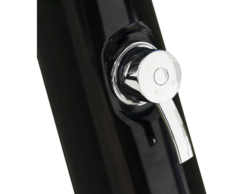 Gros plan d''un mitigeur chromé sur une douche extérieure