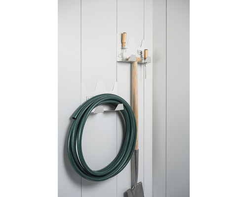 Gerätehalter Biohort für Gartenhaus Neo 2 Stück grauweiß Gartengerätehalter mit Gartenschlauch und Gartengeräten an einer Wand