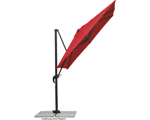 Roter Ampelschirm mit schwarzem Gestell auf Steinplatten