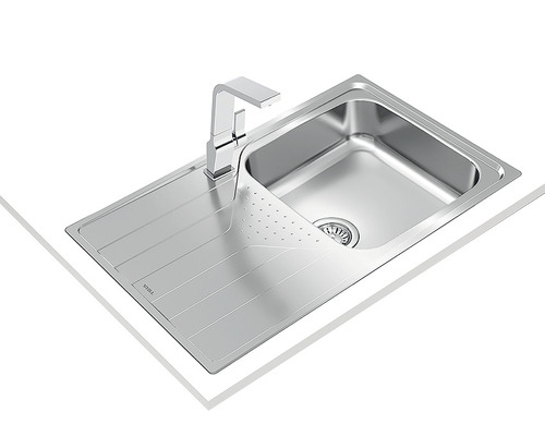 Spüle aus Edelstahl mit Abtropffläche und Wasserhahn