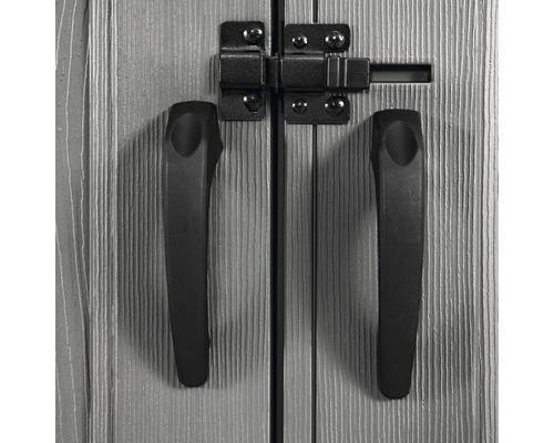 Detailansicht eines Gartenhauses mit Türgriffen und Riegel