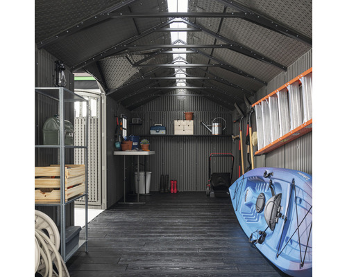 Innenansicht eines Gerätehauses mit Regalen, Werkzeugen, Gartengeräten und einem Kajak