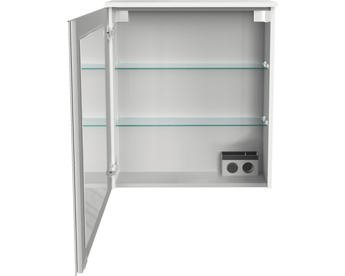 Armoire de toilette blanche ouverte avec deux étagères en verre et prise électrique.