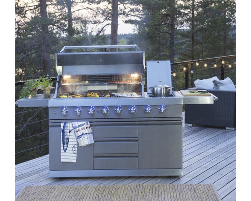 Outdoor-Szene mit großem Grill auf einer Terrasse bei angezündetem Grillgut