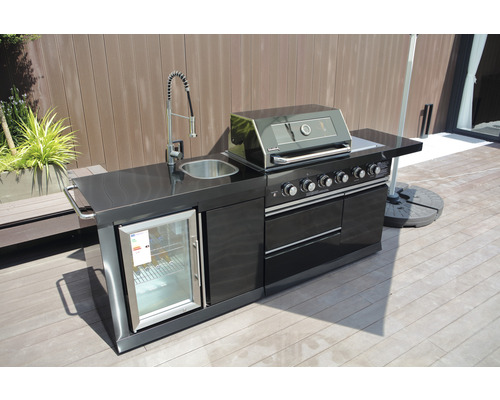 Cuisine d'extérieur Buschbeck Cambridge avec 4 brûleurs principaux, brûleur arrière, brûleur latéral, évier et réfrigérateur Cuisine d''extérieur avec barbecue, évier et réfrigérateur sur une terrasse