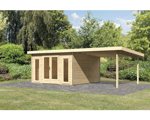 Abri de jardin avec carport en bois dans le jardin.