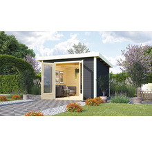 Gartenhaus mit geöffneten Doppeltüren, eingerichtet mit Sofa und Tisch