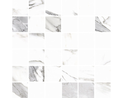 Quadratische Wandfliesen mit Marmoroptik