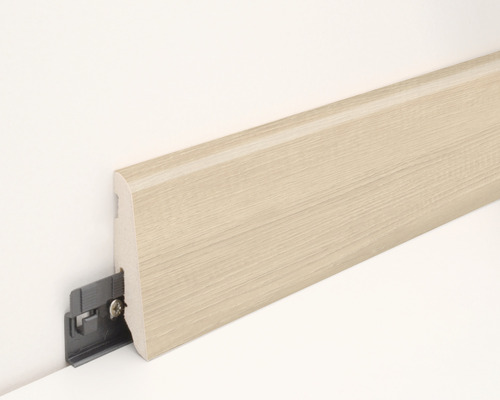 Plinthe avec clip de fixation sur un mur