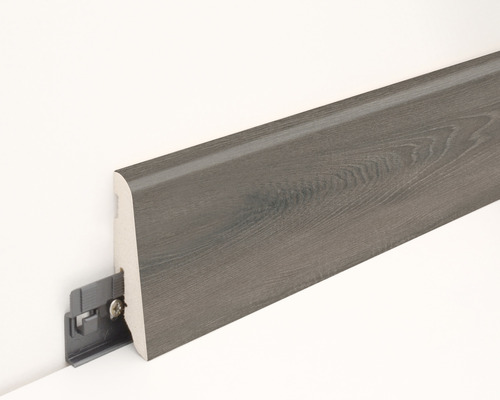 Plinthe en bois avec clip de fixation sur un mur blanc
