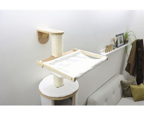 Arbre à chat avec surfaces de couchage et colonne à griffer dans le salon.