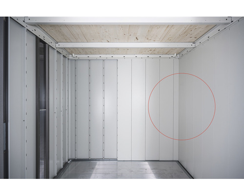 Innenverkleidung Biohort Gartenhaus Neo 1C/3A Standardtür Innenansicht eines Lagerraums mit weißen Wandpaneelen und Holzdecke.