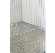 Vue sur un abri de jardin avec un plancher en tôle larmée et des murs en tôle d''acier
