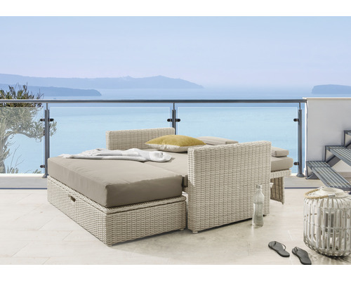 Terrasse avec ensemble de salon en rotin et vue sur la mer