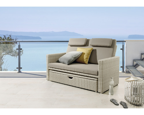 Salon de jardin avec coussins sur une terrasse avec vue sur la mer