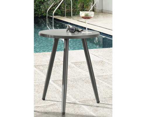 Runder Beistelltisch mit drei Beinen, mit Getränk und Sonnenbrille dekoriert