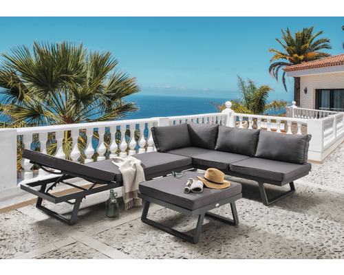 Salon de jardin avec canapé d''angle, chaise longue et tabouret sur une terrasse avec vue sur la mer