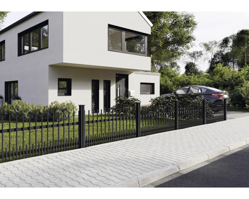 Modernes Haus mit Metallzaun zur Straßenseite