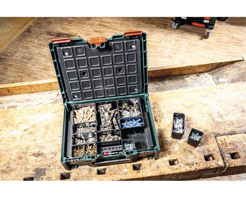 Offener Sortimentskasten mit verschiedenen Schrauben und Beschlägen.