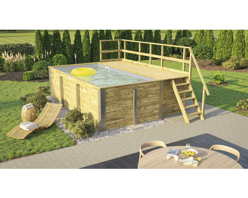 Piscine en bois avec plateforme, échelle, chaise longue et table de jardin dans un jardin