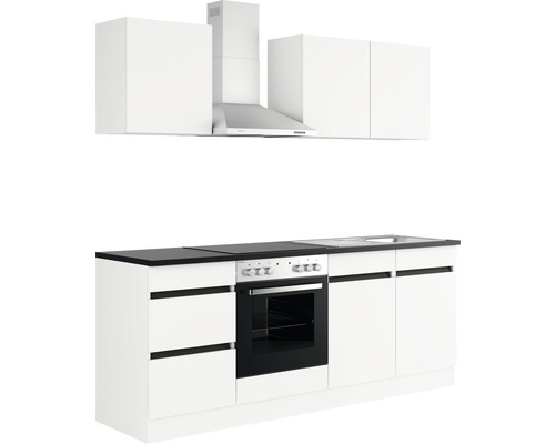 Cuisine équipée avec éléments hauts, hotte aspirante, cuisinière et évier