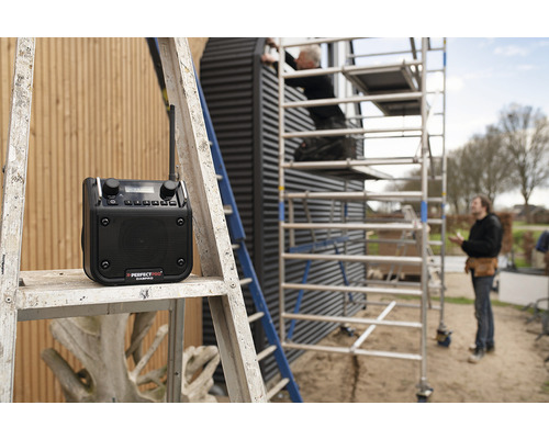 Radio de chantier de la marque Perfectpro sur une échelle à l''extérieur