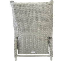 Vue arrière d''un fauteuil de jardin en osier clair