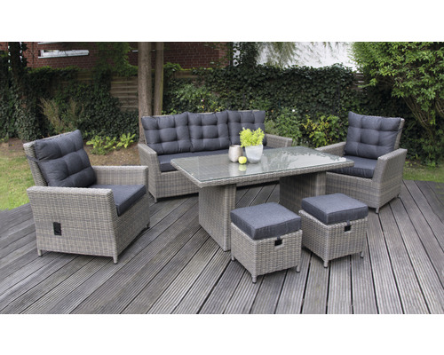 Ensemble de meubles de jardin avec canapé, fauteuil, table et tabourets sur une terrasse