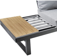 Vue détaillée d''une table de jardin avec surface en bois et cadre en métal, partie d''un groupe de sièges