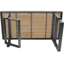 Dessous d''une table de jardin avec des panneaux en bois et des pieds en métal