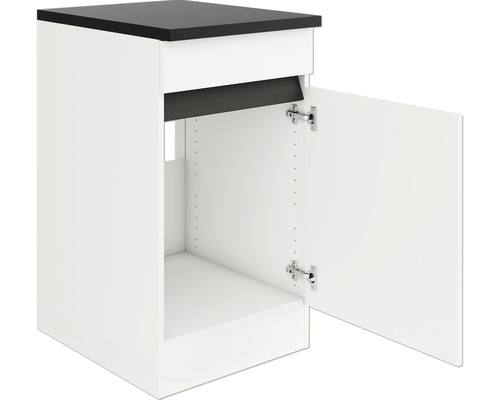 Unterschrank mit geöffneter Tür und schwarzer Arbeitsplatte