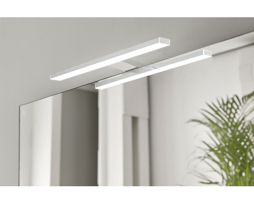 Zwei LED-Aufsatzleuchten über einem Spiegel