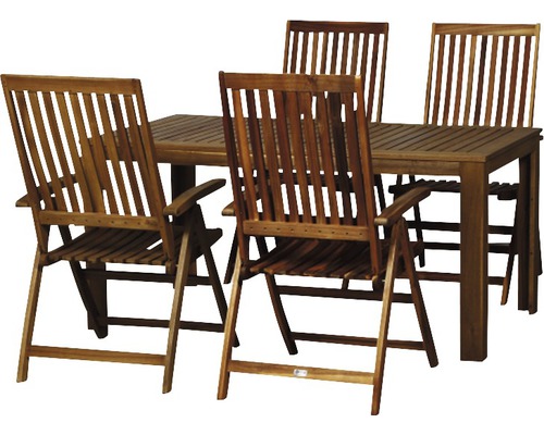 Table de jardin avec quatre chaises en bois