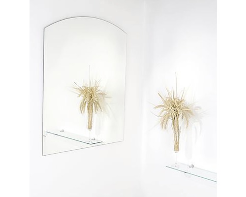 Miroir avec tablette en verre sur un mur blanc avec décoration