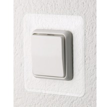Weißer Lichtschalter an einer Wand