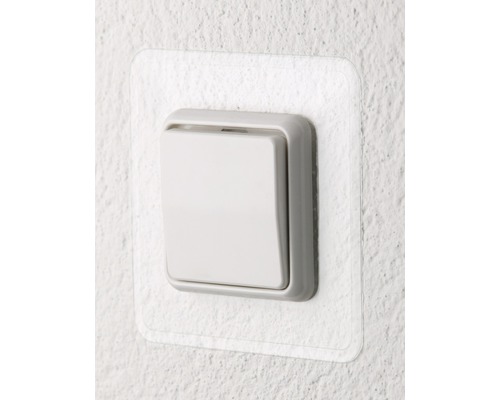 Weißer Lichtschalter an einer Wand