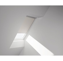 Fenêtre de toit avec store dans une pièce lumineuse.